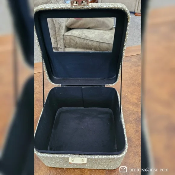 Victoria's Secret Gold Glitter Makeup Train Case - Picture 5 of 8